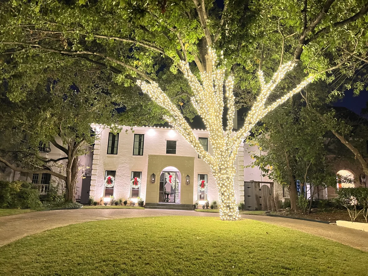 Warm white roofline and lit wreaths on a DFW home — The Christmas Lights Experts